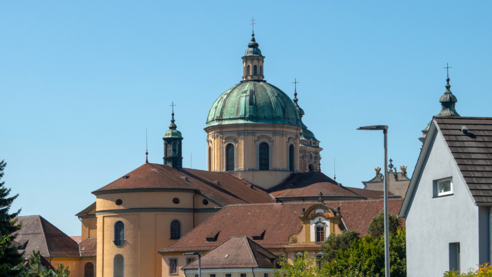 Basilika Weingarten unterm blauen Himmel