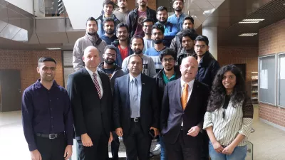 Der indische Generalkonsul steht zusammmen mit dem Rektor der Hochschule Ravensburg-Weingarten, dem Professor Dr. Michael Pfeffer und zahlreichen indischen Studierenden an der Treppe im Foyer des Hauptgebäudes.