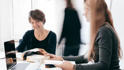 Studierende bei Gruppenarbeit.