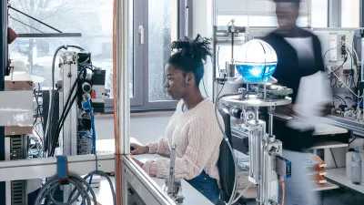 Studierende im Elektrotechnik-Labor.