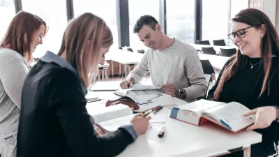 Studierende bei Gruppenarbeit.