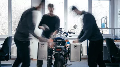 Studierende arbeiten am Motorrad.