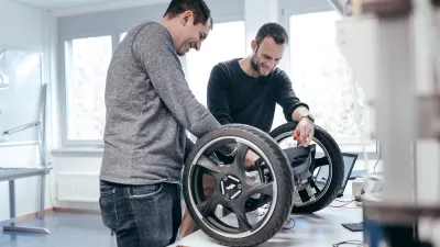 Studierende arbeiten am Segway.