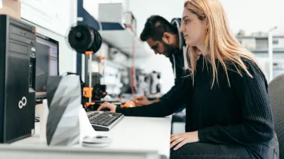 Studierende im Elektrotechnik-Labor.