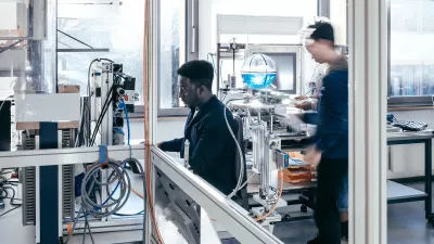 Studierende im Elektrotechnik-Labor.