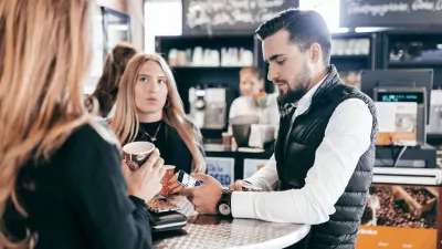 Studierende an der Kaffebar.