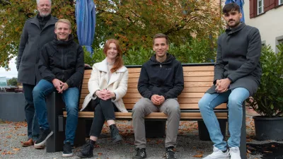 Studierende der Hochschule Ravensburg-Weingarten (RWU) auf der Smart-Bench am Weingartener Münsterplatz