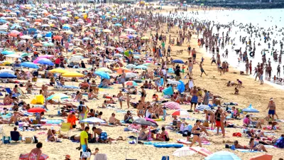 Ein überfüllter Strand 