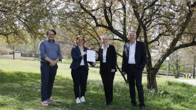 V.r.n.l.: Professor Dr. Jörg Wendorff, Professor Heidi Reichle, Professor Dr. Heik Willax und Jochen Weißenrieder bei der Übergabe des neuen Zertifikats „Hochschullehre“.