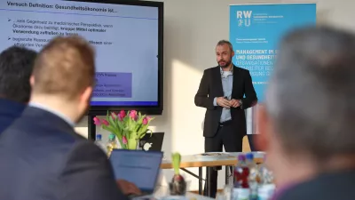 Professor Dr. Jan-Marc Hodek beim Besuch der Wirtschaftsministerin an der RWU