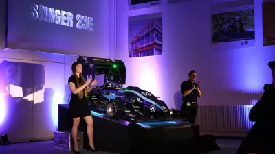 Beim Rollout des Formula Student Team Weingarten wurde der neue Stinger 23E, ein Rennwagen mit elektroischem Antrieb vorgestellt.