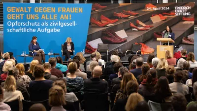 Prof. Dr. Monika Schröttle von der RWU im Gespräch mit Bundesinnenministerin Nancy Faeser