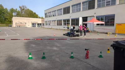 Rennwagen auf Parkplatz