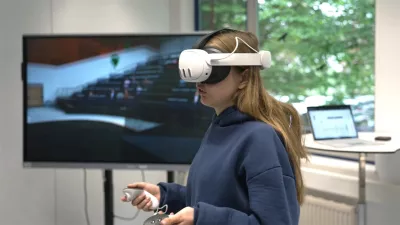 Schülerin übt Präsentieren mit VR im Immersive Learning Lab an der RWU