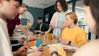 Studierende arbeiten zusammen an einem Projekt. 