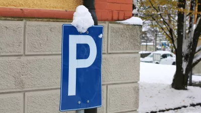 Parkplatz Schild mit Schneehaube