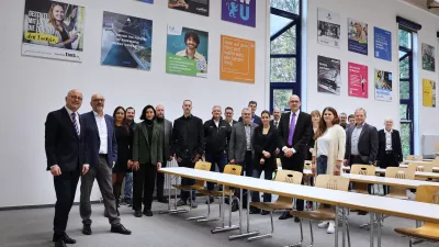 Vertreter*innen der Sponsoren und das Rektorat der RWU vor der Wand mit den neuen Sponsorentafeln im Hörsaal C004. 