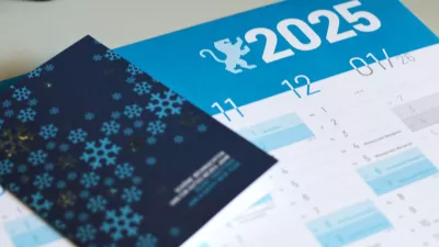 Auf dem RWU Wandkalender 2025 liegt eine RWU-Weihnachtskarte.