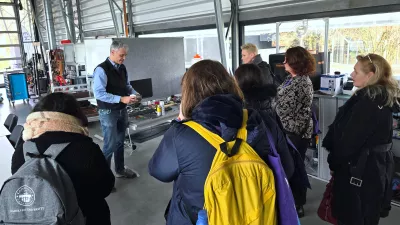 Führung der Staff Exchange Teilnehmer*innen durch das E-Mobility Labor mit Professor Dr. André Kaufmann. 