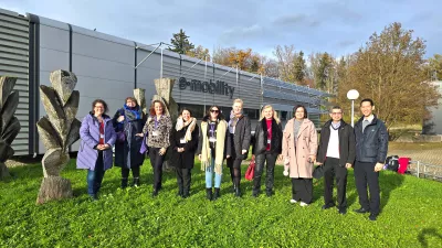 Gruppenfoto der Staff Exchange Teilnehmer*innen vor dem E-Mobility Labor.