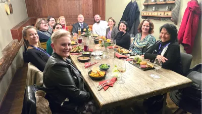 Gemeinsames Essen mit den Teilnehmer*innen der Staff Exchange Week, dem International Office und Professor Dr. Michael Pfeffer.