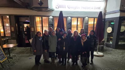 Gruppenfoto der Staff Exchange Teilnehmer*innen vor dem Gasthof „Zum Engel“ in Ravensburg.