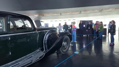 Führung der Staff Exchange Week Teilnehmer*innen durch das Zeppelin Museum in Friedrichshafen mit Blick auf einen Oldtimer. 