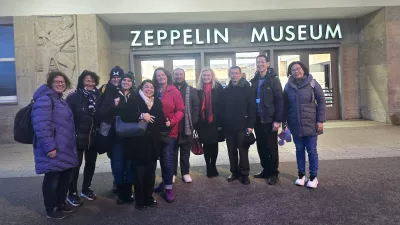 Gruppenfoto der Staff Exchange Teilnehmer*innen vor dem Zeppelin Museum.