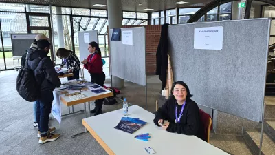 Staff Exchange Teilnehmer*innen stellen ihre Hochschule im Foyer des Hauptgebäudes vor.