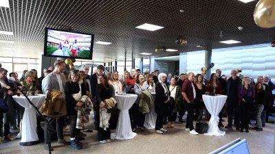 Feiernde bei der Abschlussfeier der Fakultät S im Foyer. Totale.