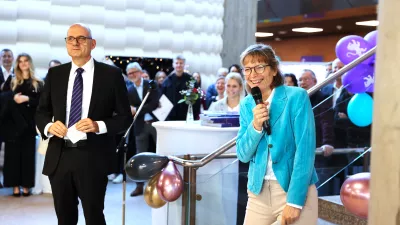 Eröffnungsrede bei der Abschlussfeier der Fakultät S im Foyer. Amerikanische Einstellung. 