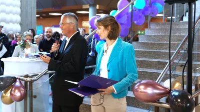 Rede bei der Abschlussfeier der Fakultät S im Foyer. Amerikanische Einstellung. 