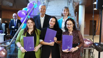 Gruppenfoto von Absolvent*innen bei der Abschlussfeier der Fakultät S. Amerikanische Einstellung.