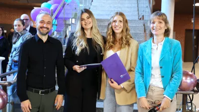 Gruppenfoto von Absolvent*innen bei der Abschlussfeier der Fakultät S. Amerikanische Einstellung.