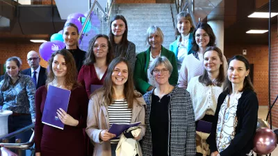 Gruppenfoto von Absolvent*innen bei der Abschlussfeier der Fakultät S. Amerikanische Einstellung.