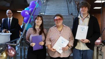 Gruppenfoto der Urkundenübergabe der Verfassten Studierendenschaft bei der Abschlussfeier der Fakultät S. 