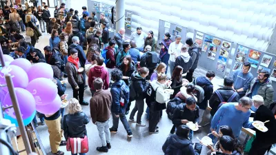 Studierende bieten die Nationalgerichte ihrer Heimatländer am International Day im Foyer des Hauptgebäudes an. 