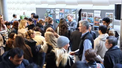 Studierende bieten die Nationalgerichte ihrer Heimatländer am International Day im Foyer des Hauptgebäudes an. 