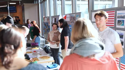 Studierende aus den USA, Frankreich und Italien bieten die Nationalgerichte ihrer Heimatländer am International Day.