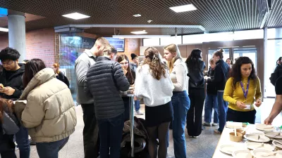 Besucher*innen und Mitarbeitende des International Office am International Day.