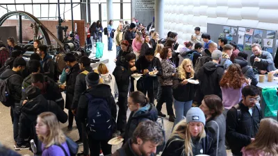 Studierende bieten die Nationalgerichte ihrer Heimatländer am International Day an. 