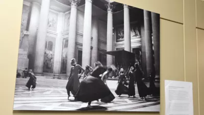 Fotografie aus der Ausstellung „Á la française“ in den Fluren des Hauptgebäudes der RWU.