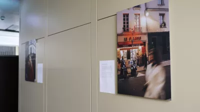 Fotografie aus der Ausstellung „Á la française“ in den Fluren des Hauptgebäudes der RWU.