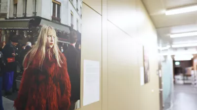 Fotografie aus der Ausstellung „Á la française“ in den Fluren des Hauptgebäudes der RWU.