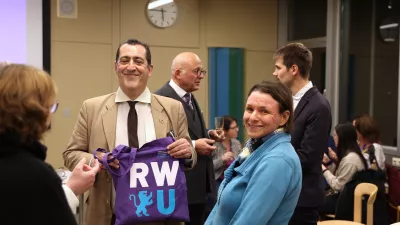 RWU-Tasche als Präsent für Herrn Generalkonsul Gaël de Maisonneuve bei der Ausstelllungseröffnung „Á la française“.