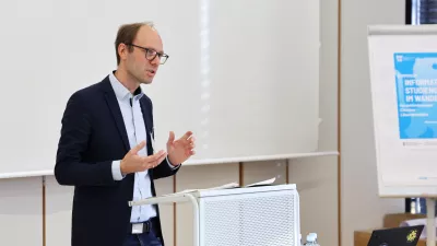 Prof. Marius Hofmeister am Rednerpult bei dem Informatik-Symposium an der RWU.