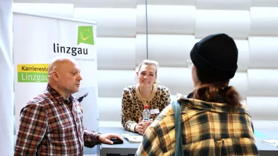 Studierende informiert sich an einem Messestand.