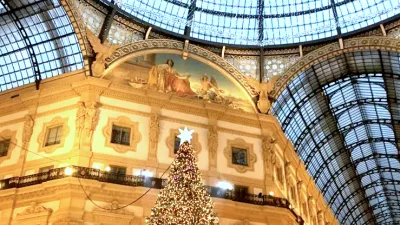 Viktor-Emanuel-Passage in Mailand mit einem Weihnachtsbaum und Beleuchtung 