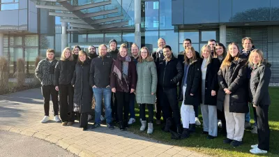 Eine Gruppe von RWU-Studierenden steht vor dem Firmengebäud von Hymer.