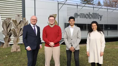 Prorektor Professor Dr. Michael Pfeffer, Studierende Zion Smuts und Aditya Date sowie Ramona Herrmann, Koordinatorin für internationale Vollzeitstudierende und stellvertretende Leiterin des International Office der RWU.